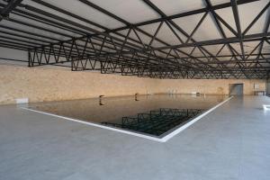 a large empty room with a tennis court at Mobile Home Gardelin in Drage