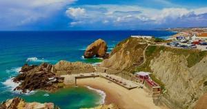 widok na plażę z oceanem w obiekcie Apartamento Praia de Santa Cruz - Casa Mar w mieście Silveira +50 zdjęć