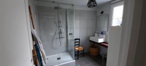 ein Badezimmer mit Dusche und Waschbecken in der Unterkunft Clos St Vaast près plage et port in Saint-Vaast-la-Hougue + 26 Fotos
