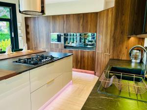 Kuchyň nebo kuchyňský kout v ubytování Longbank Luxury Lets