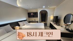 A television and/or entertainment centre at SOTA SUITE Yangyang Granbay