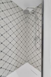 une douche dans une salle de bain avec un mur carrelé dans l'établissement Le Charles Roissard - Proche Gare, à Chambéry