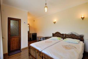 Łóżko lub łóżka w pokoju w obiekcie Hotel Vardzia K A L A