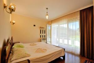 Łóżko lub łóżka w pokoju w obiekcie Hotel Vardzia K A L A