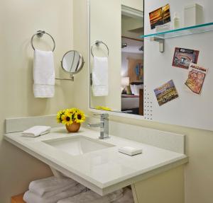 a bathroom with a sink and a mirror at Graduate by Hilton Tempe in Tempe