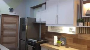 Η κουζίνα ή μικρή κουζίνα στο AGC Penthouse - Ground Floor Apartment +3 φωτογραφίες