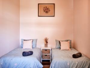 YambacoonaにあるYambaco0na Houseの部屋に並んで置かれた2つのベッド +21枚の写真