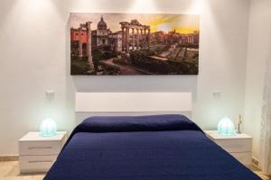 ローマにあるDomus Romaeのベッドルーム1室(壁に絵画が描かれた青いベッド1台付)