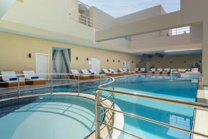 Grand Millennium Al Wahda Hotel and Executive Apartments Abu Dhabi内部或周边的泳池