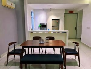 Kuchyň nebo kuchyňský kout v ubytování Jazz Service Suites Penang