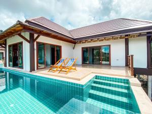 Swimmingpoolen hos eller tæt på Puteri Lanta Family Villas