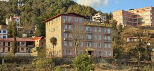 Un edificio con un cartello in una città di Hotel Dolkha Durbar a Charikot