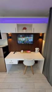 TV a/nebo společenská místnost v ubytování Modern & Comfy Studio - Steps from Ayala Mall, Cebu City