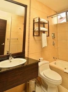 Koupelna v ubytování Zamorano Real Hotel + 11 fotografií