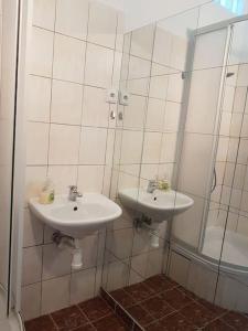 Ένα μπάνιο στο Spacious flat in wider centre of Nitra with balcony and free on-street parking