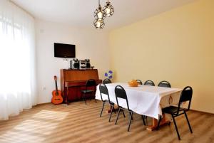 Telewizja i/lub zestaw kina domowego w obiekcie Hotel Vardzia K A L A