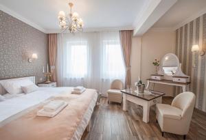 sypialnia z dużym łóżkiem, biurkiem i lustrem w obiekcie Hotel POD HERBEM -POKOJE OZONOWANE w mieście Białystok