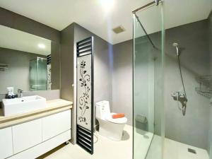 Ένα μπάνιο στο Restful and Elegant 1BR Patraland Amarta Apartment By Travelio