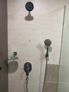 a shower in a bathroom with a shower head at Brinchang Cameron 2R2B 10 paxs KeaFarm #14402 in Brinchang +15 photos