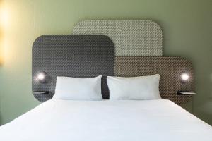 Postel nebo postele na pokoji v ubytování B&B HOTEL Liège Rocourt