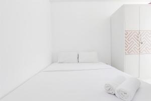 Postel nebo postele na pokoji v ubytování Fully Furnished with Cozy Designed 2BR Serpong Garden Apartment By Travelio + 13 fotografií