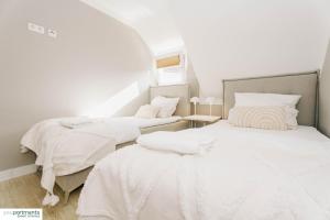 カイザースラウテルンにあるTop Apartment im Zentrum - youpartmentsの部屋には白いシーツが敷かれたベッドが2つ