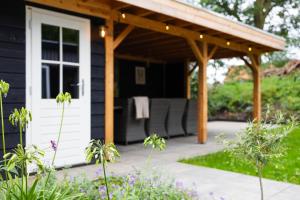 エーペにあるLuxe vakantiechalet met royale tuin op de Veluweのギャラリーの写真