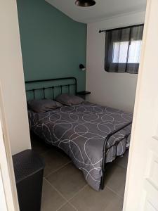 a bedroom with a bed and a window at Studio Cosy in Sainte-Marie-la-Mer