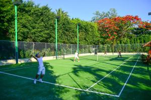 Tenis a/nebo squash v ubytování Danang Pool Villas Resort & Spa My Khe Beach nebo okolí