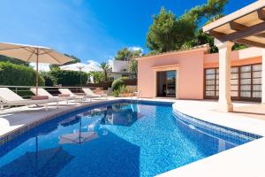 een villa met zwembad en huis bij Beach Villa Margot by Sealand Villas in Port de Pollença