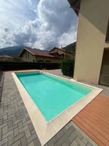 a swimming pool in front of a house at Casa da Matti in Gravedona
