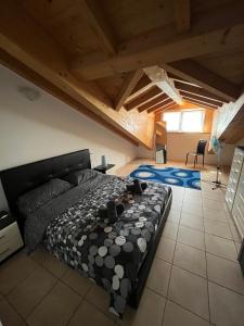 a bedroom with a bed and a couch in a room at Casa da Matti in Gravedona