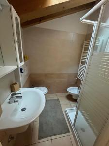 a bathroom with a sink and two toilets at Casa da Matti in Gravedona