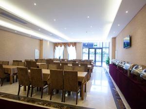 Vienna Hotel Hangzhou Banshan Shiqiao Road في هانغتشو: غرفة طعام كبيرة مع طاولات وكراسي
