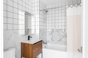 Koupelna v ubytování Vinegar Hill 1br w wd roof gym nr TimeOut Building NYC-959 + 26 fotografií