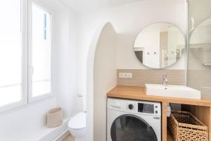 a bathroom with a washing machine and a mirror at Standing - Central - Quartier des Artistes - Les Frères de la Loc' in Marseille