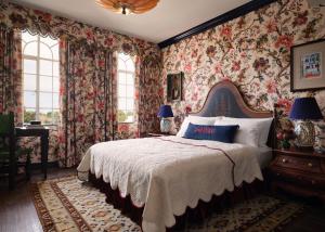 a bedroom with a bed with floral wallpaper at Graduate by Hilton Palo Alto in Palo Alto +44 photos