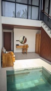 Bazén v ubytování Sujiwa Ubud Hotel & Villa nebo v jeho okolí