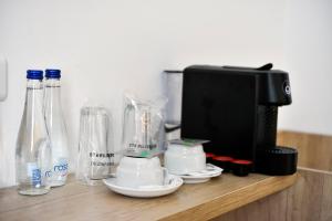 Příslušenství pro přípravu čaje a kávy v ubytování Hotel Sumadija