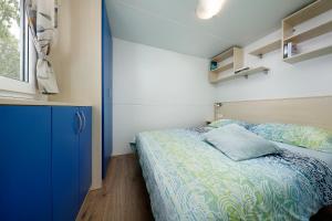 Ένα ή περισσότερα κρεβάτια σε δωμάτιο στο Albatross Mobile Homes on Camping Bijela Uvala