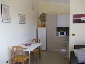 カルデードゥにあるMaria Teresa's Two-Room indipendentのキッチン(テーブル、椅子、白い冷蔵庫付) +38枚の写真