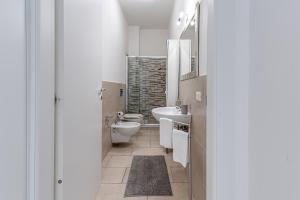 フィレンツェにあるMeliana - Sweet Dreams in Florenceのバスルーム(洗面台2台、トイレ、鏡付) +8枚の写真