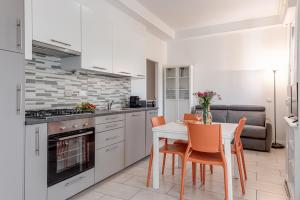 フィレンツェにあるMeliana - Sweet Dreams in Florenceのテーブルと椅子のあるキッチンとダイニングルーム