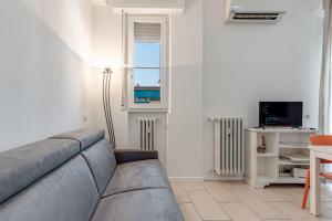 フィレンツェにあるMeliana - Sweet Dreams in Florenceのソファと窓のあるリビングルーム