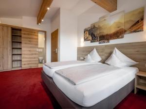 Postel nebo postele na pokoji v ubytování Quality Hosts Arlberg - Haus Pepi Eiter