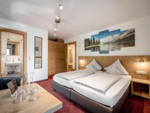 Postel nebo postele na pokoji v ubytování Quality Hosts Arlberg - Haus Pepi Eiter