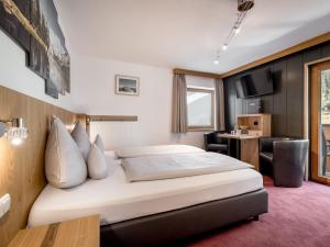 Postel nebo postele na pokoji v ubytování Quality Hosts Arlberg - Haus Pepi Eiter