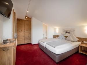 Postel nebo postele na pokoji v ubytování Quality Hosts Arlberg - Haus Pepi Eiter