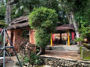 チャン島にあるBaan Ton Rak Boutique Resortの煉瓦造りの小さな草屋根の建物