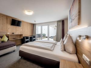 Postel nebo postele na pokoji v ubytování Quality Hosts Arlberg - Haus Pepi Eiter